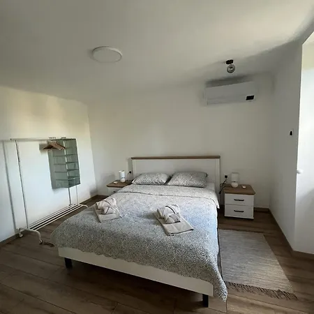 Elegant With Garden Apartment *